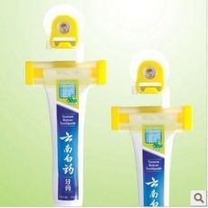 家居必備牙膏器是巧夫人牙膏小伙伴，牙膏擠壓器吸盤(pán)掛鉤伴侶
